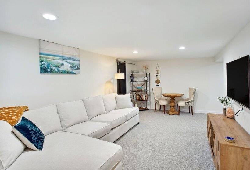 Charming & Bright Crystal Home W/ Fire Table!