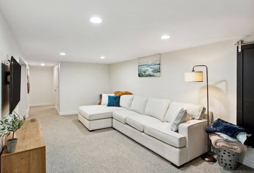 Charming & Bright Crystal Home W/ Fire Table!