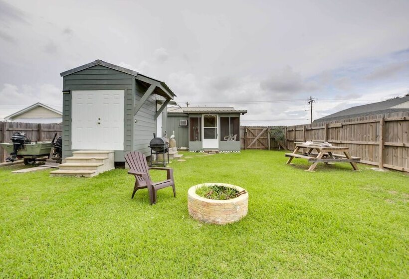 Golden Meadow Getaway: Patio, Grill, And Kayaks!