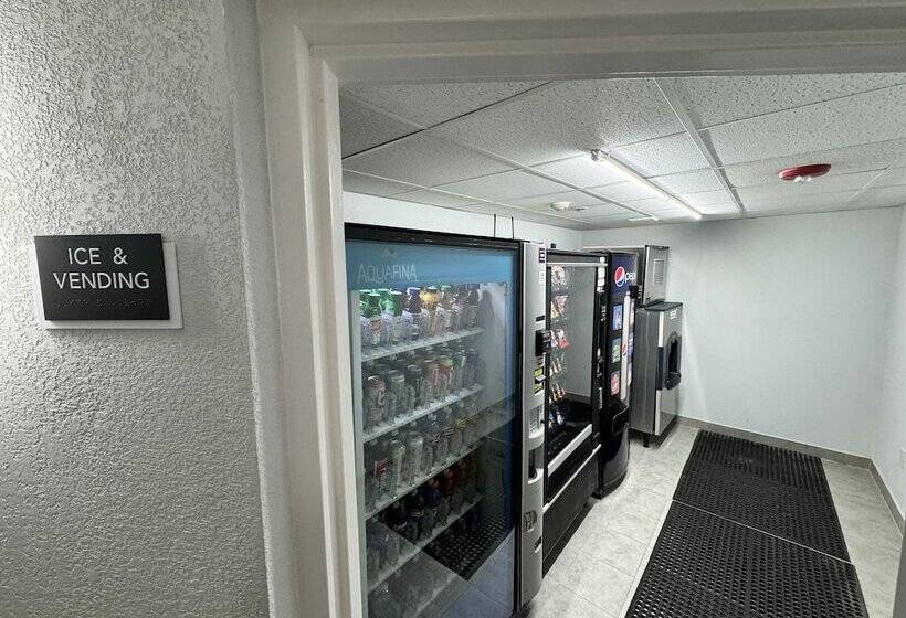 هتل Studio 6 Suites East Syracuse Airport