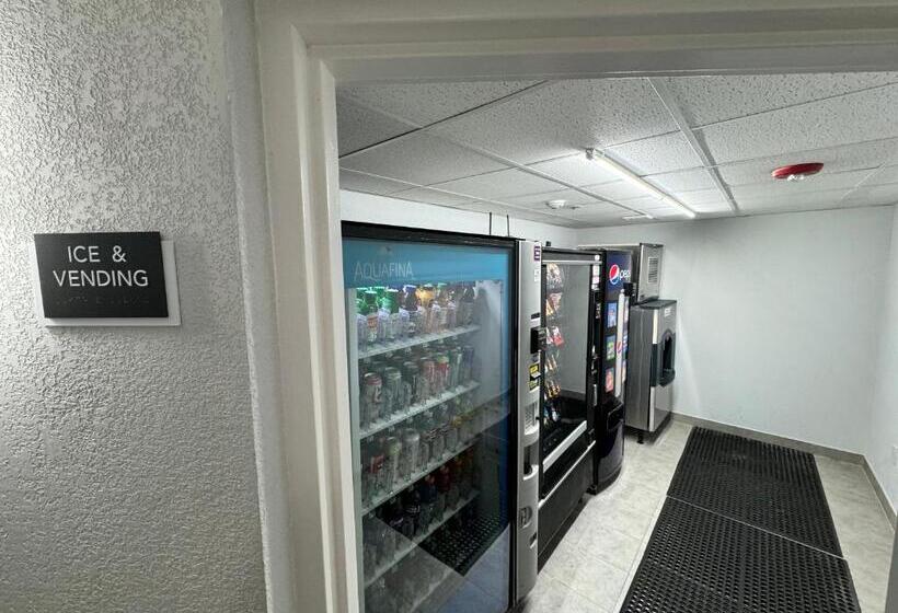 هتل Studio 6 Suites East Syracuse Airport