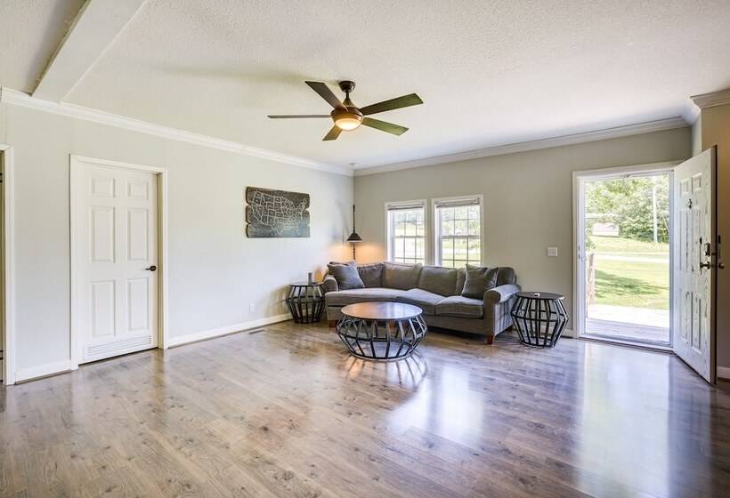 Jacksonville Home W/ Deck   30 Mi To Talladega!