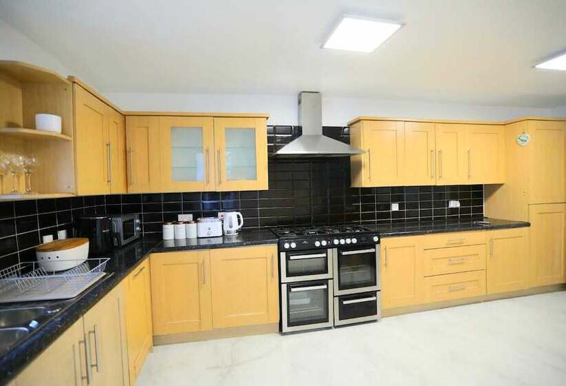Резиденция Impeccable 3 Bed House In Plumstead, London