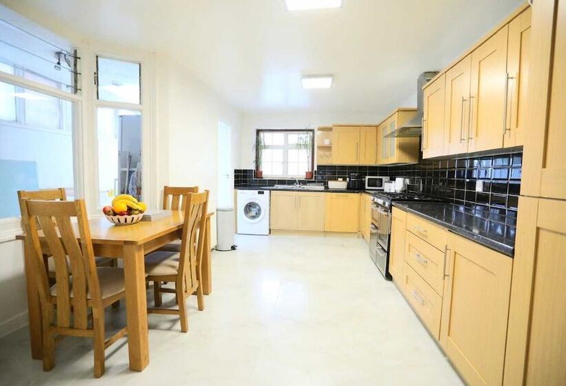 Резиденция Impeccable 3 Bed House In Plumstead, London