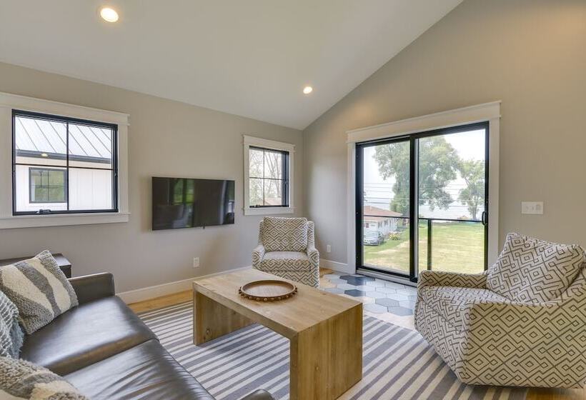 Spacious Lake Ontario Getaway: Steps To Beach!