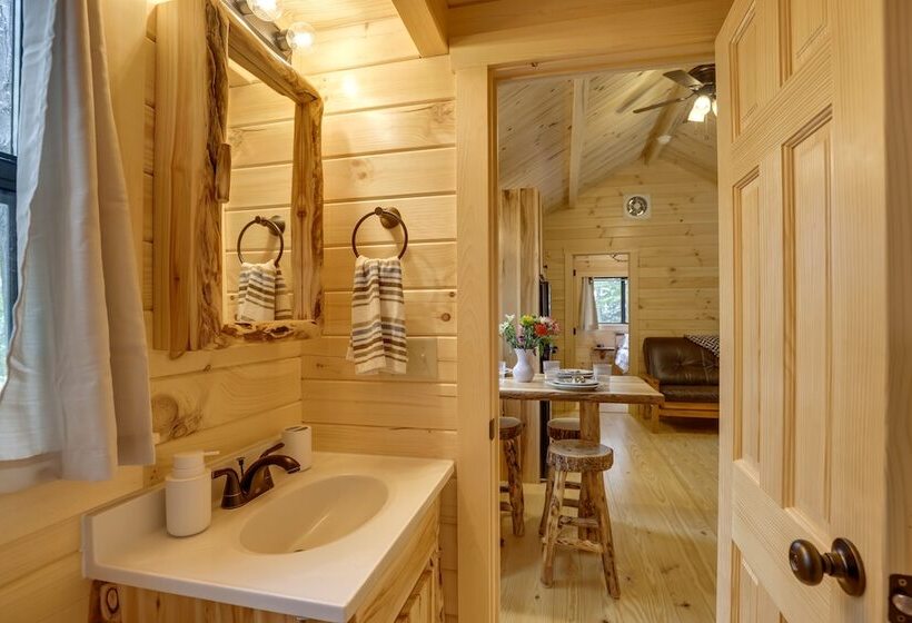 Tranquil Middlebury Center Cabin W/ Mountain Views