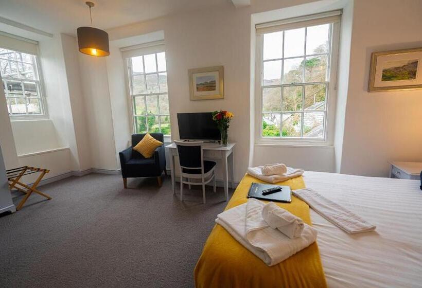 簡易ホテル Grapes Hotel, Bar & Restaurant Snowdonia Nr Zip World