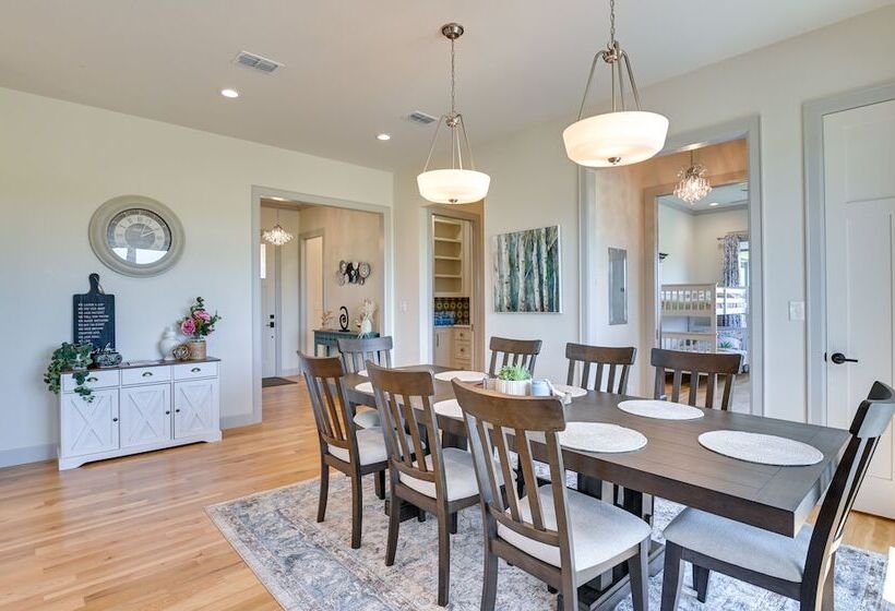 26 Acre Pilot Point Ranch Home W/ Pool & Mini Golf