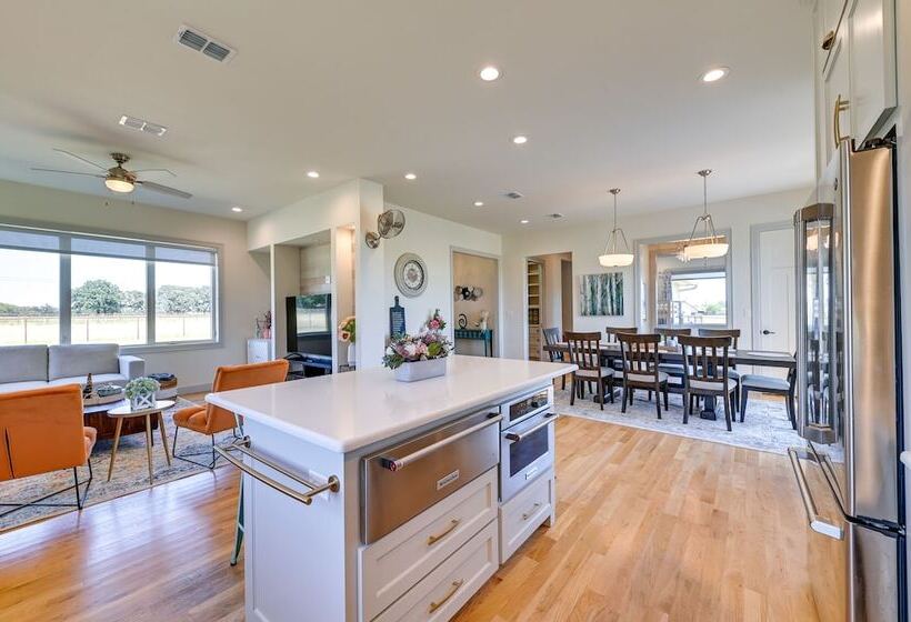 26 Acre Pilot Point Ranch Home W/ Pool & Mini Golf