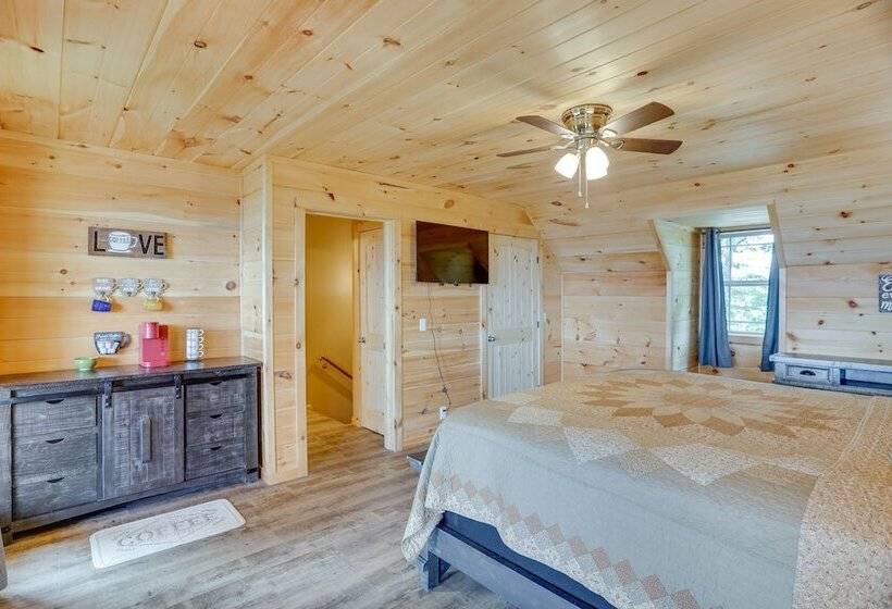Mtn View Gem: Flat Rock Retreat W/ Deck & Grill!