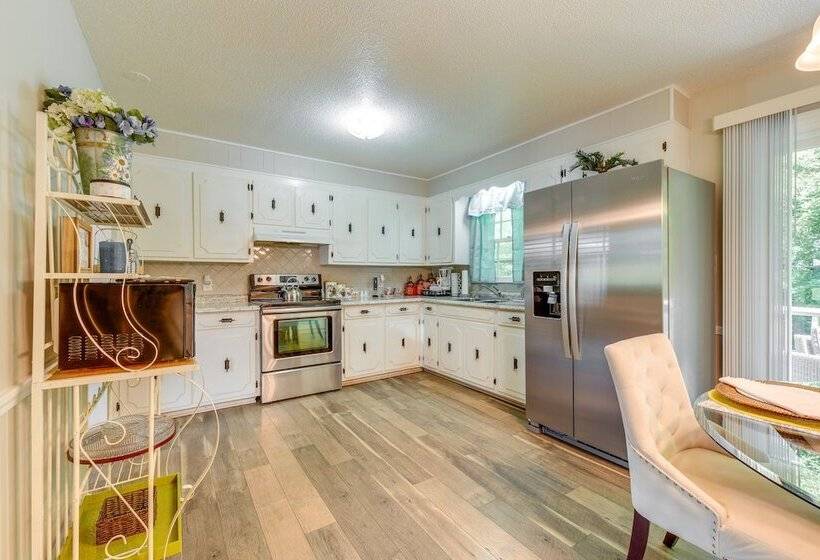 Charming Jonesville Home W/ Grill   Near Wineries!