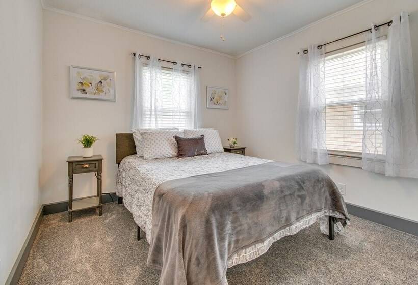 Charming Springfield Home: 2 Mi To Downtown