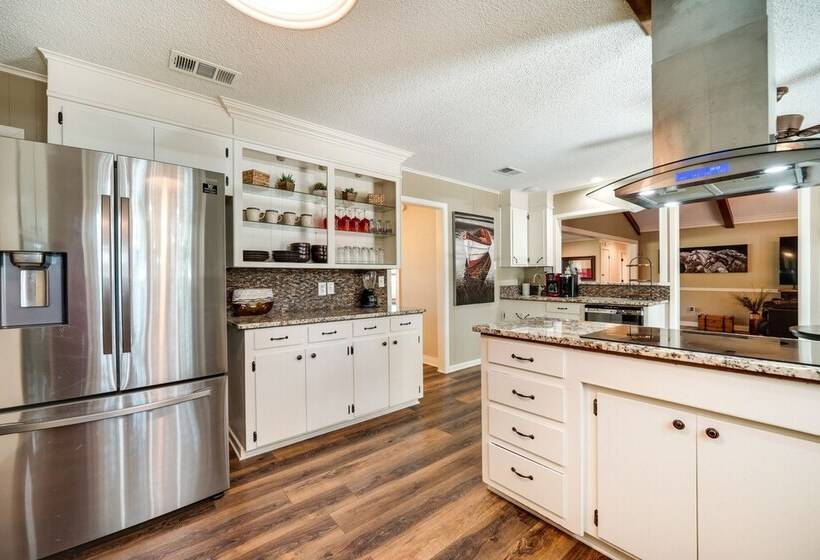 Charming Texarkana Home: Lake & Pool Access!