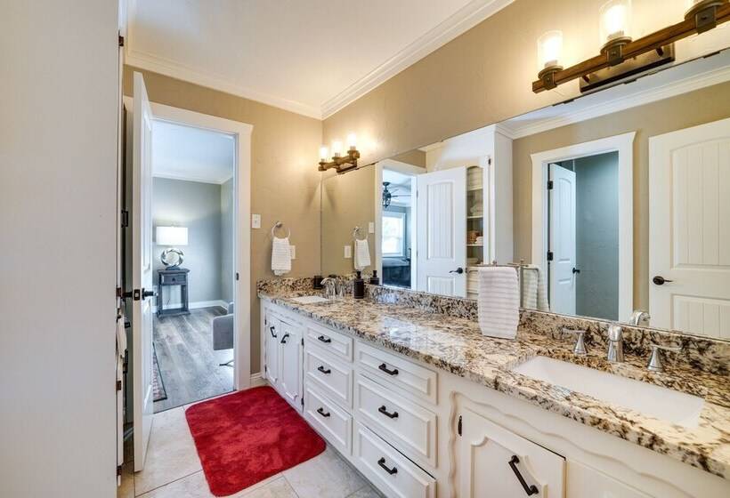 Charming Texarkana Home: Lake & Pool Access!