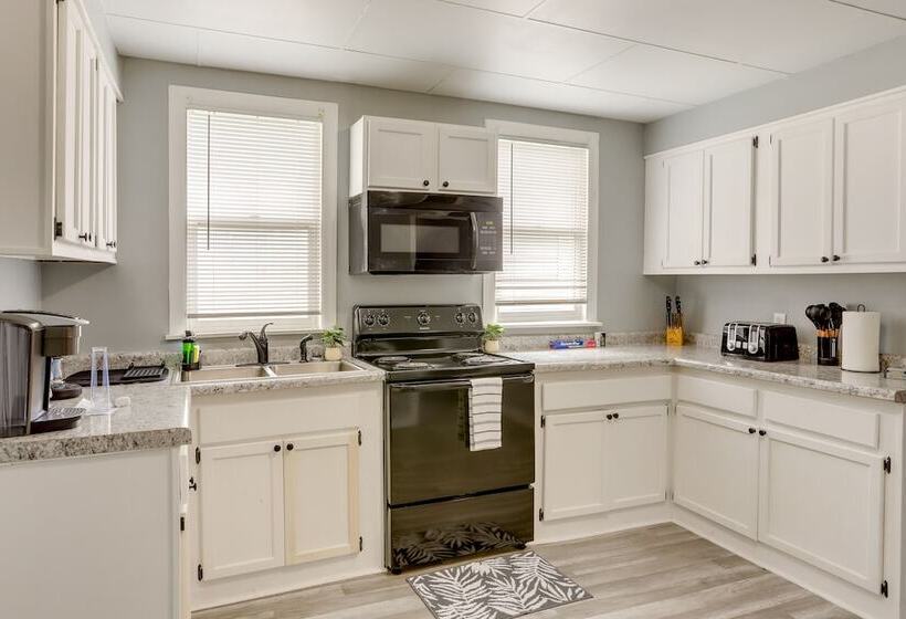 Cozy Downtown Sandusky Gem   1 Mi To Lake Erie!