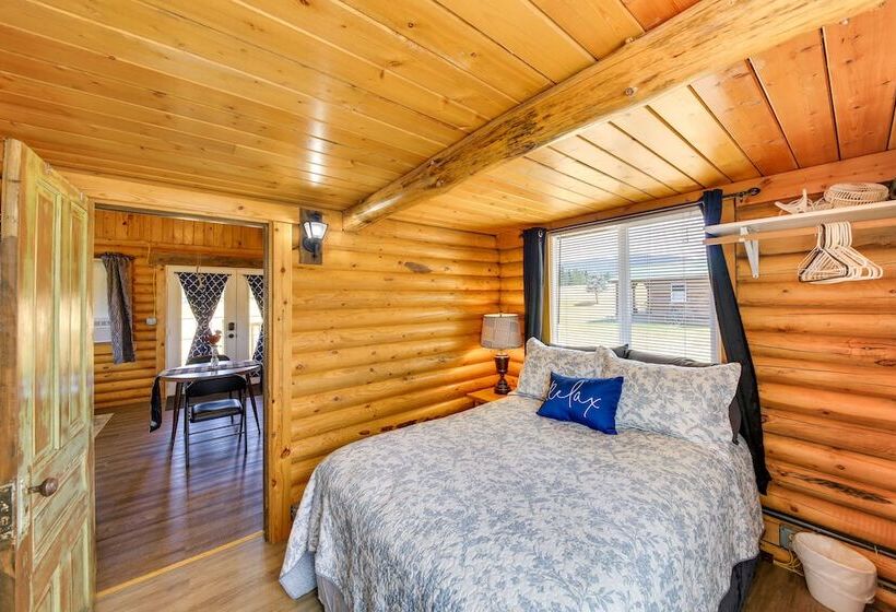 Cozy Farm Cabin   9 Mi To Trout Creek!
