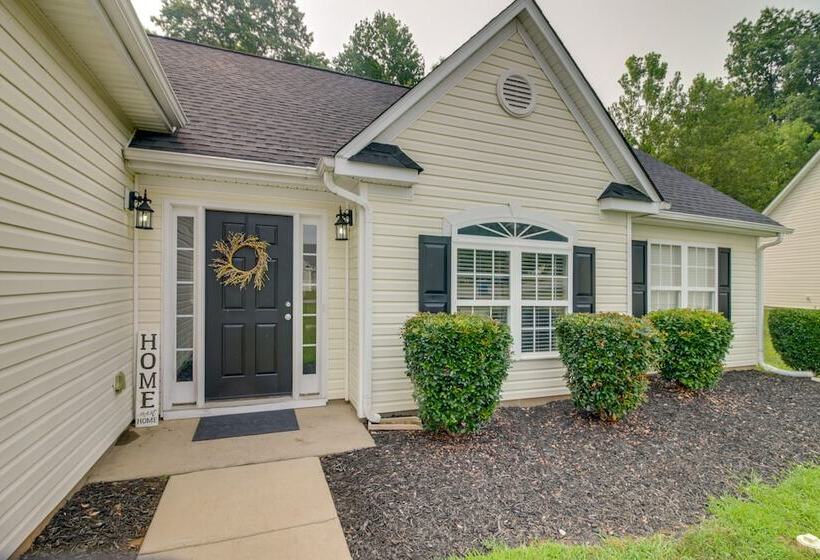 Cozy North Carolina Abode   Minutes From Downtown!