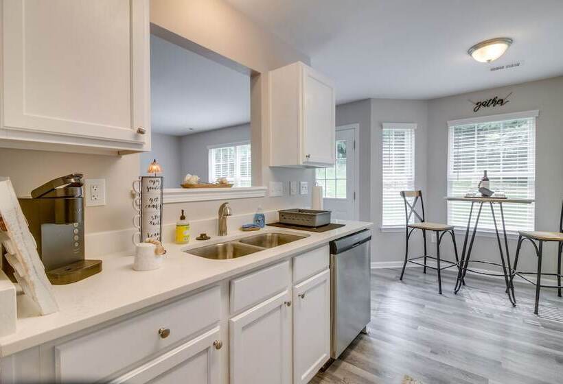 Cozy North Carolina Abode   Minutes From Downtown!