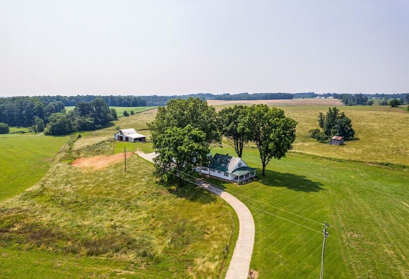 Dobson Farmhouse W/ Scenic Porch   Near Vineyards!