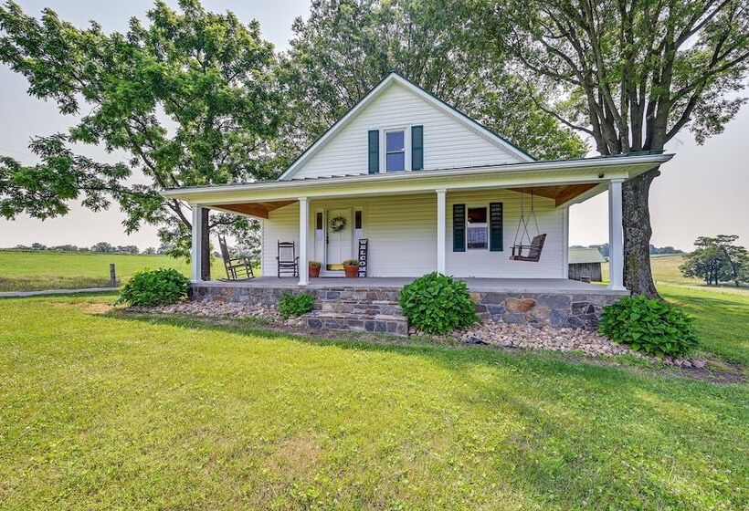 Dobson Farmhouse W/ Scenic Porch   Near Vineyards!