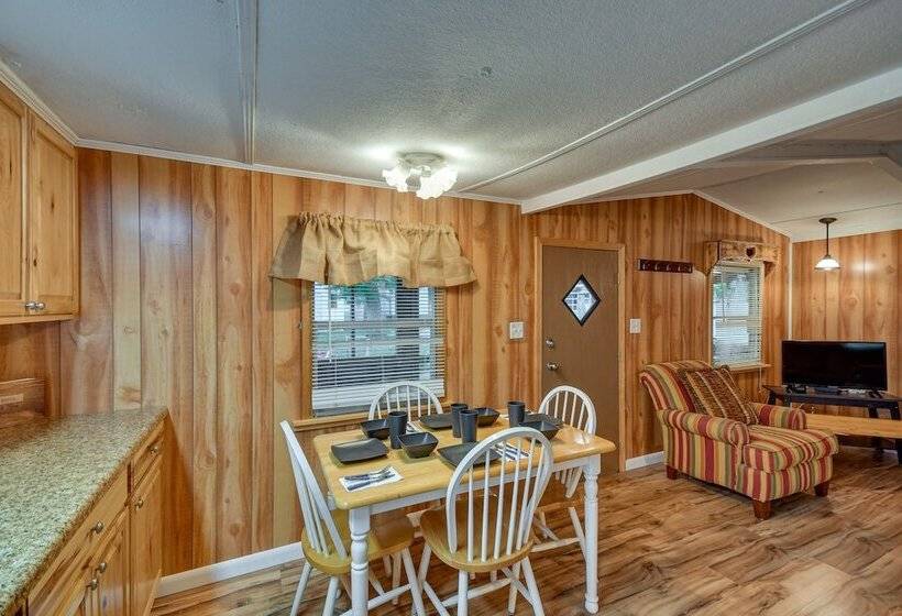 Eufaula Retreat: Community Pool & Screened Porch!