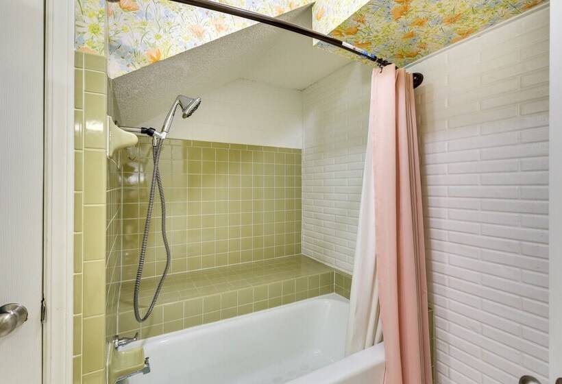 Expansive Fayetteville Retreat: 11 Mi To U Of A!