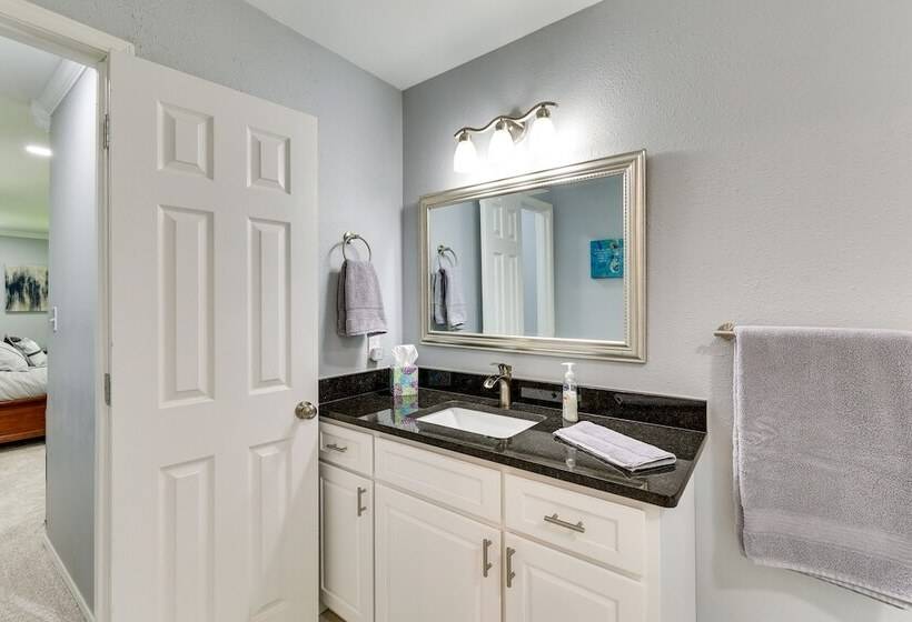 Expansive Fayetteville Retreat: 11 Mi To U Of A!