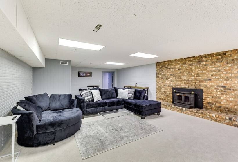 Expansive Fayetteville Retreat: 11 Mi To U Of A!