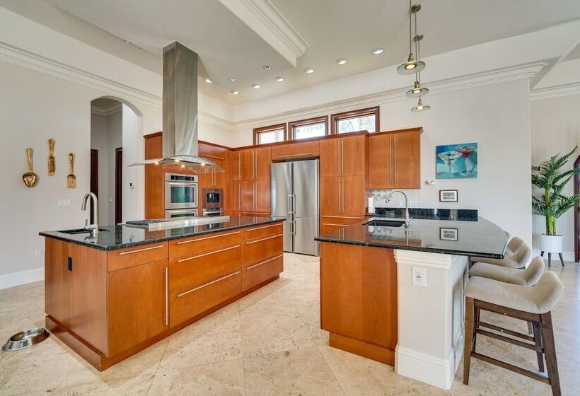 Groveland Home W/ Pool: Luxurious Lakefront Oasis!