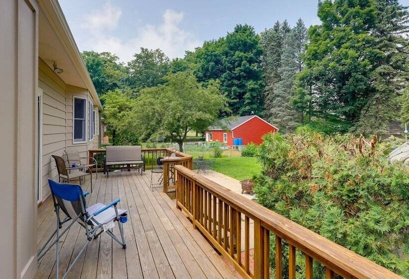 Hart Haven W/ Cozy Fireplace, Deck & Grill!