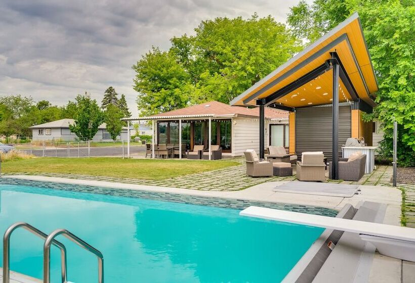 Lakefront Washington Home W/ Private Pool & Sauna