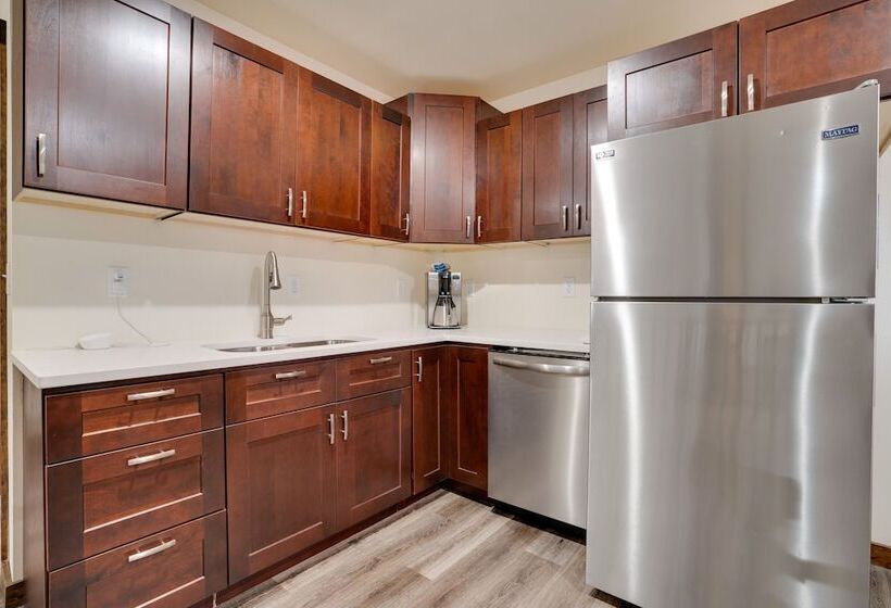 Lakefront Washington Home W/ Private Pool & Sauna