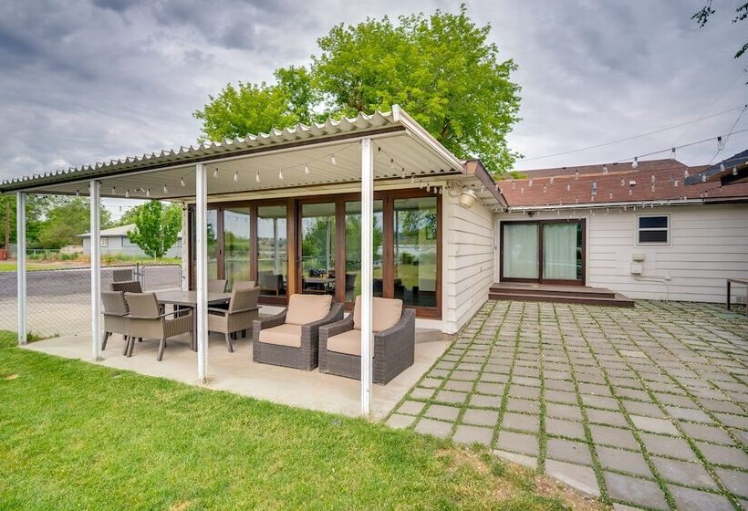 Lakefront Washington Home W/ Private Pool & Sauna