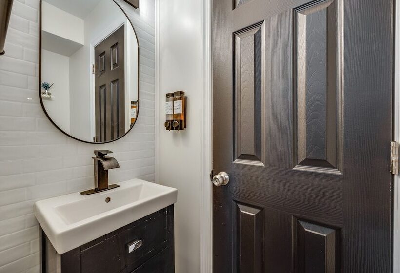 Modern Richmond Home W/ Deck, Close To Downtown!