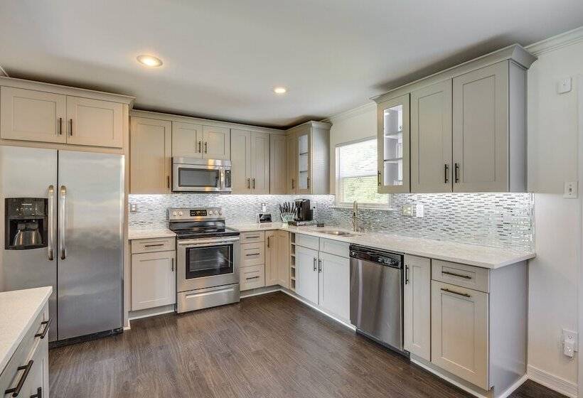 Modern Richmond Home W/ Deck, Close To Downtown!