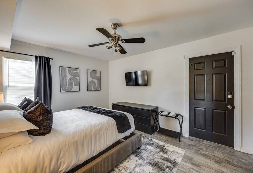 Modern Richmond Home W/ Deck, Close To Downtown!