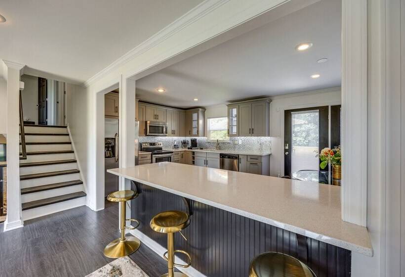 Modern Richmond Home W/ Deck, Close To Downtown!