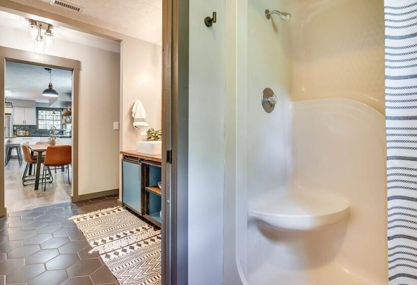 Secluded Mountain Retreat: 30 Mi To Asheville!