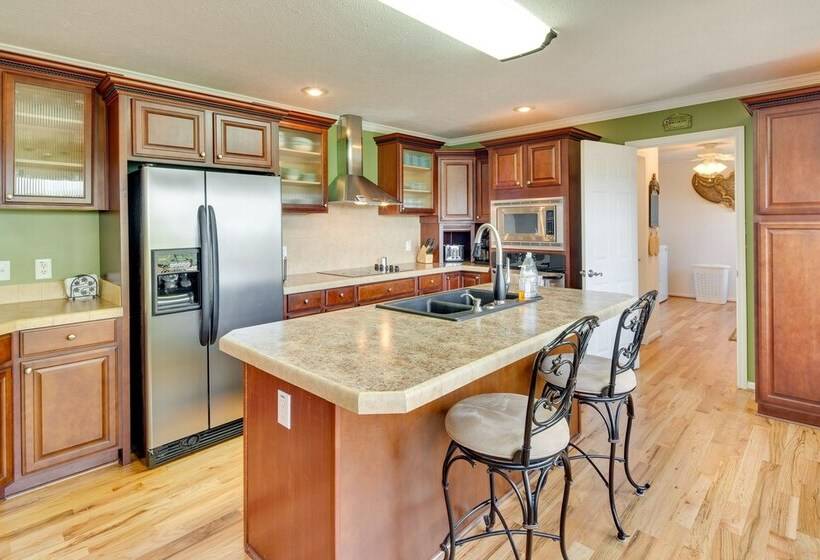 Hendersonville Retreat W/ Mtn Views & Deck!