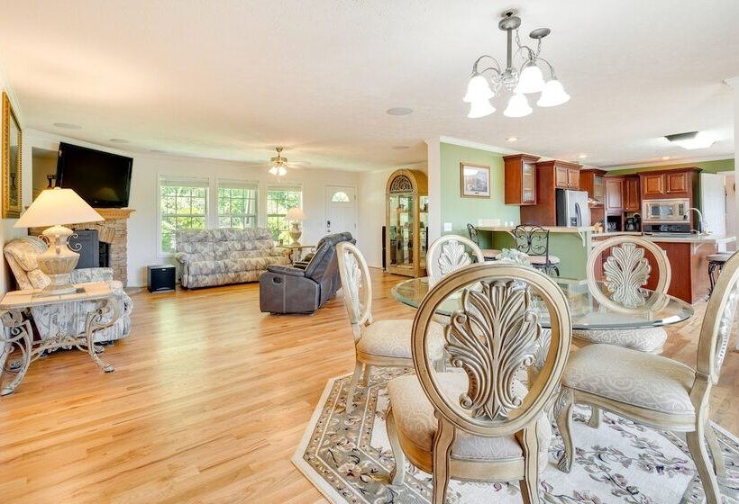 Hendersonville Retreat W/ Mtn Views & Deck!