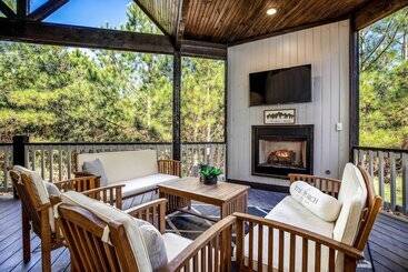 Painted Sky Modern Broken Bow Cabin W/ Hot Tub!