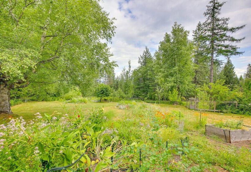 Cozy Home W/ Large Backyard Near Lake Pond Oreille