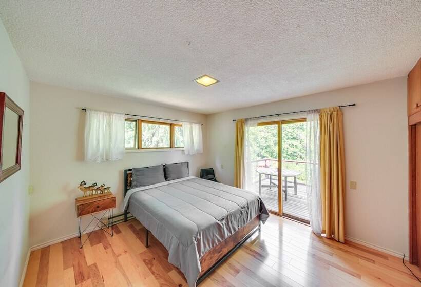 Cozy Home W/ Large Backyard Near Lake Pond Oreille