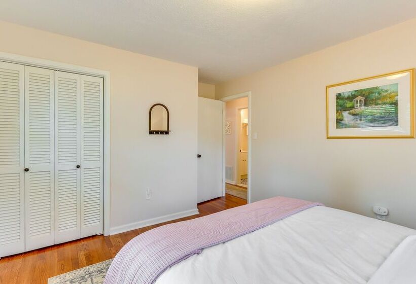 Pet Friendly Berryville Home: Walk To Main Street!