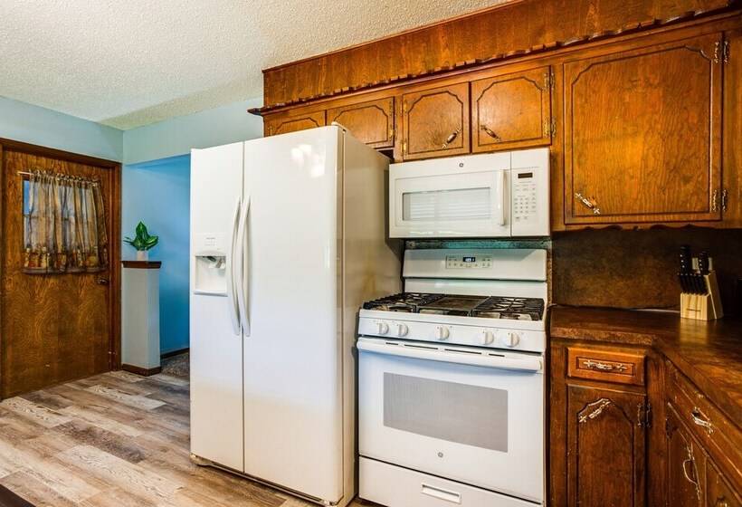 Pet Friendly Midwest City Home, 10 Mi To Dtwn Okc!