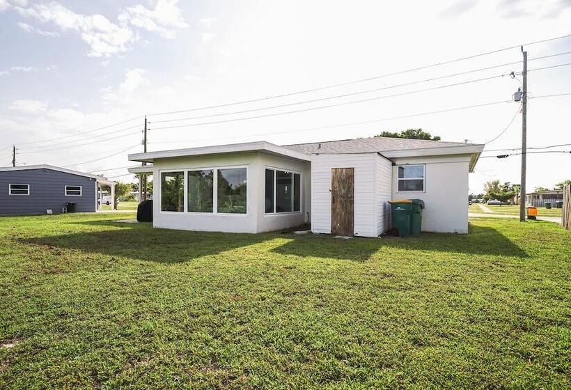 Port Charlotte Home W/ Sunroom, Grill & Fire Pit!