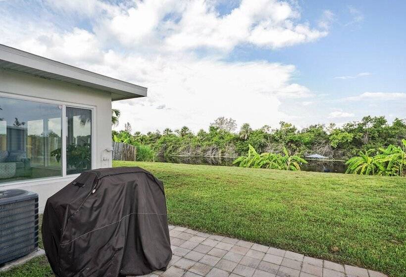 Port Charlotte Home W/ Sunroom, Grill & Fire Pit!