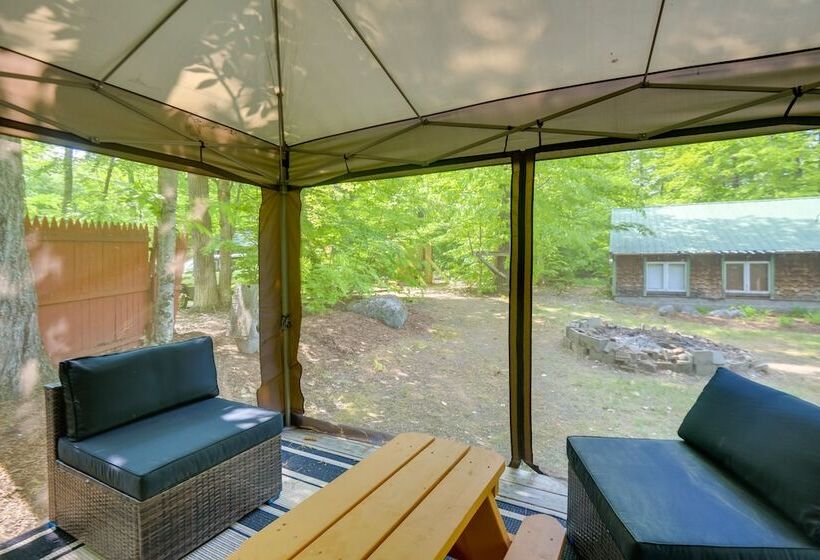 Quaint Naples Cottage: Walk To Trickey Pond & Cove