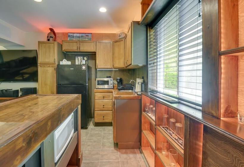 Quaint Naples Cottage: Walk To Trickey Pond & Cove