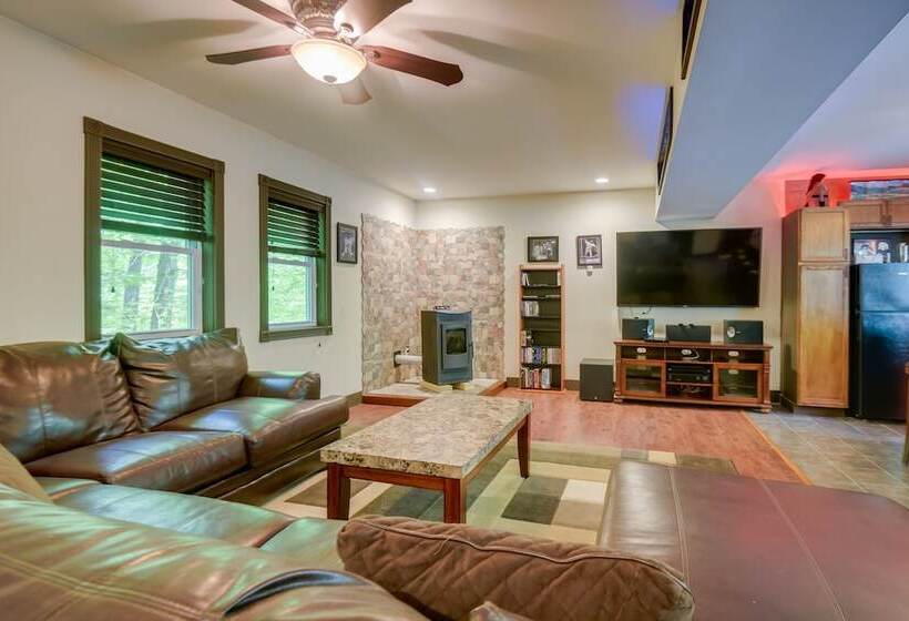 Quaint Naples Cottage: Walk To Trickey Pond & Cove